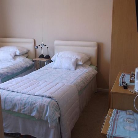 Tremains Guest House Бридженд Стая снимка