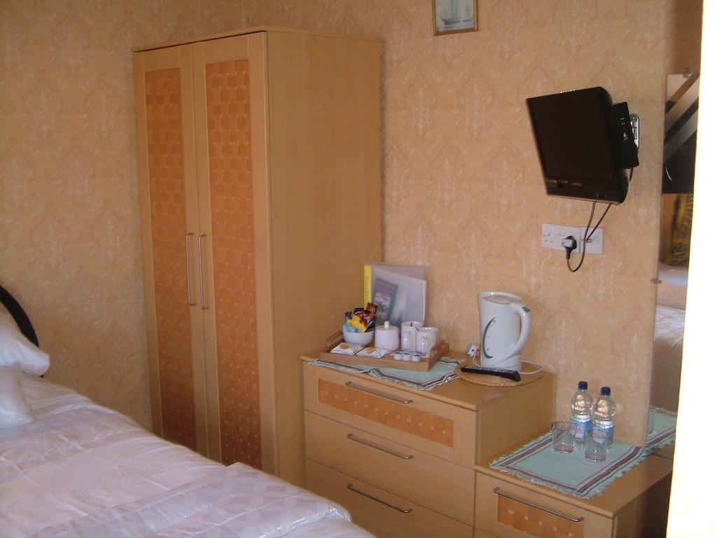 Tremains Guest House Бридженд Стая снимка