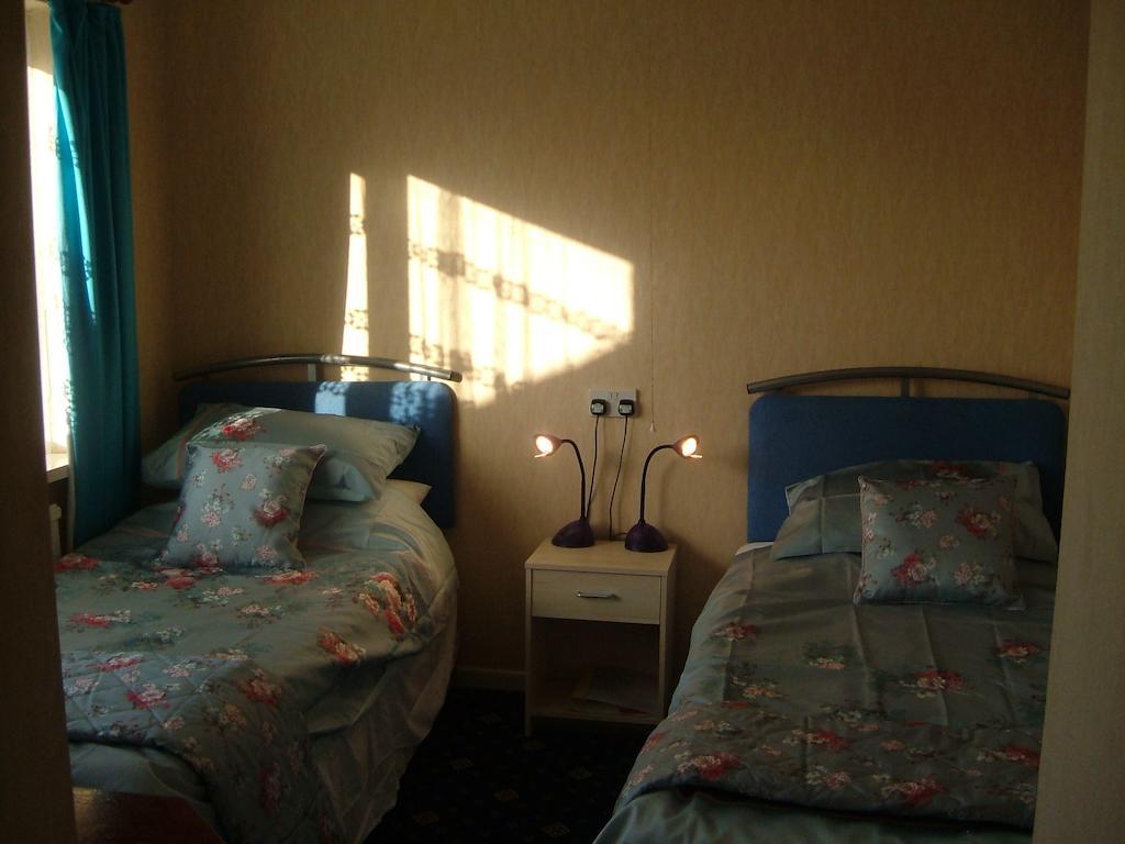 Tremains Guest House Бридженд Стая снимка
