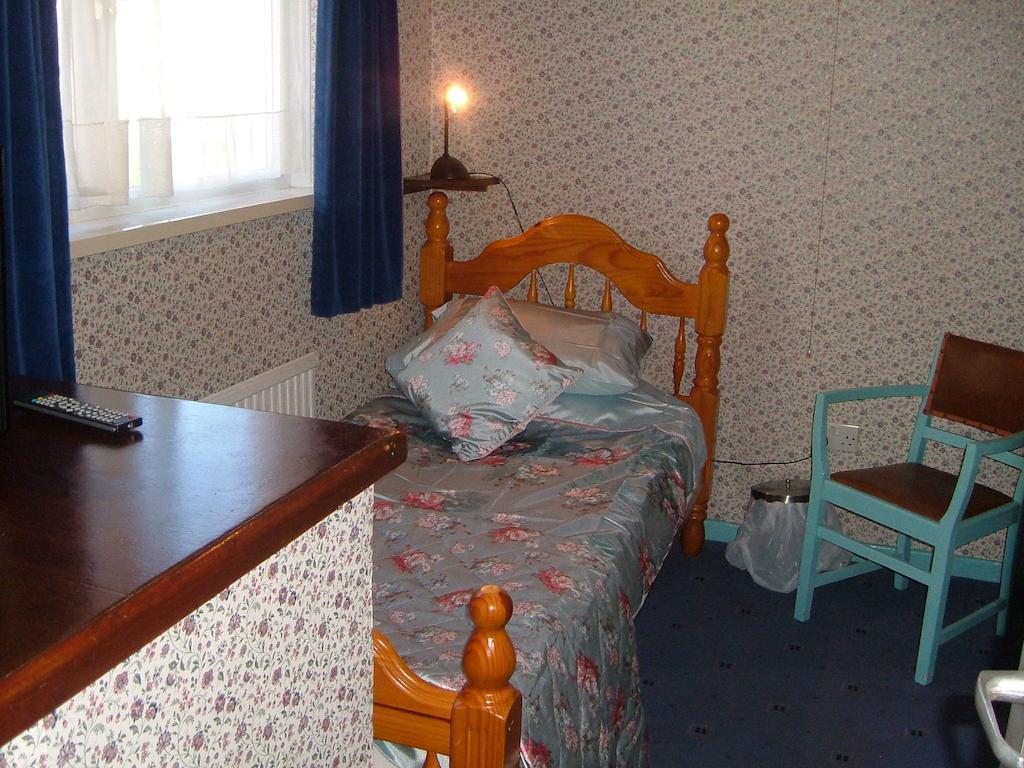 Tremains Guest House Бридженд Стая снимка