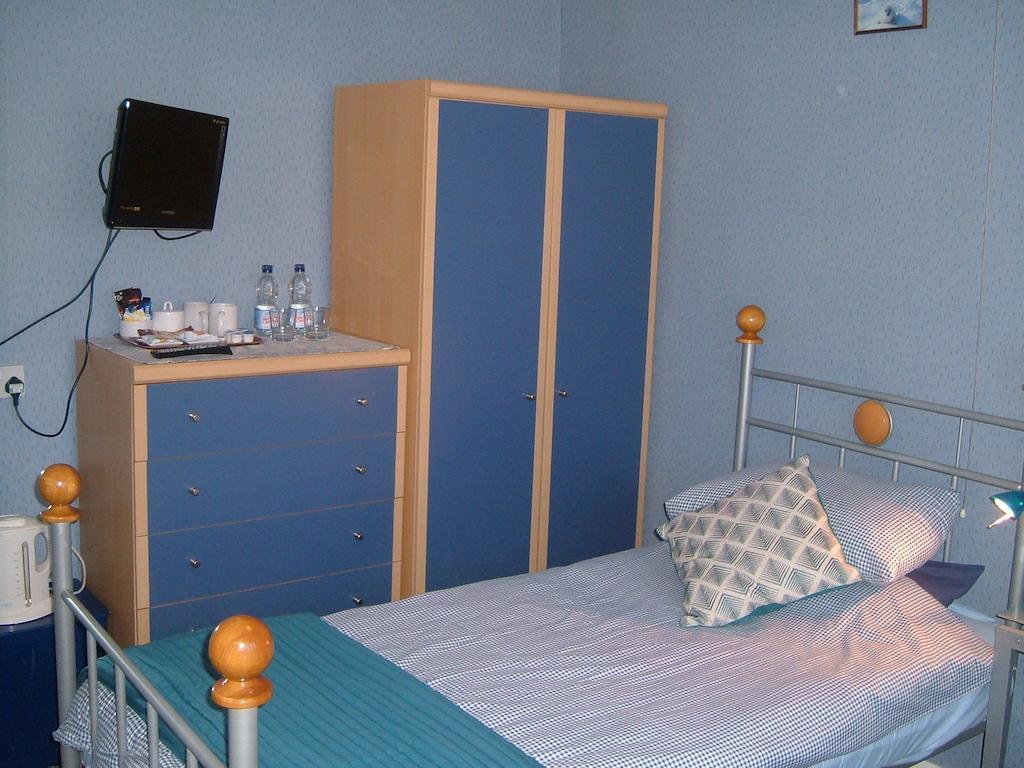 Tremains Guest House Бридженд Стая снимка