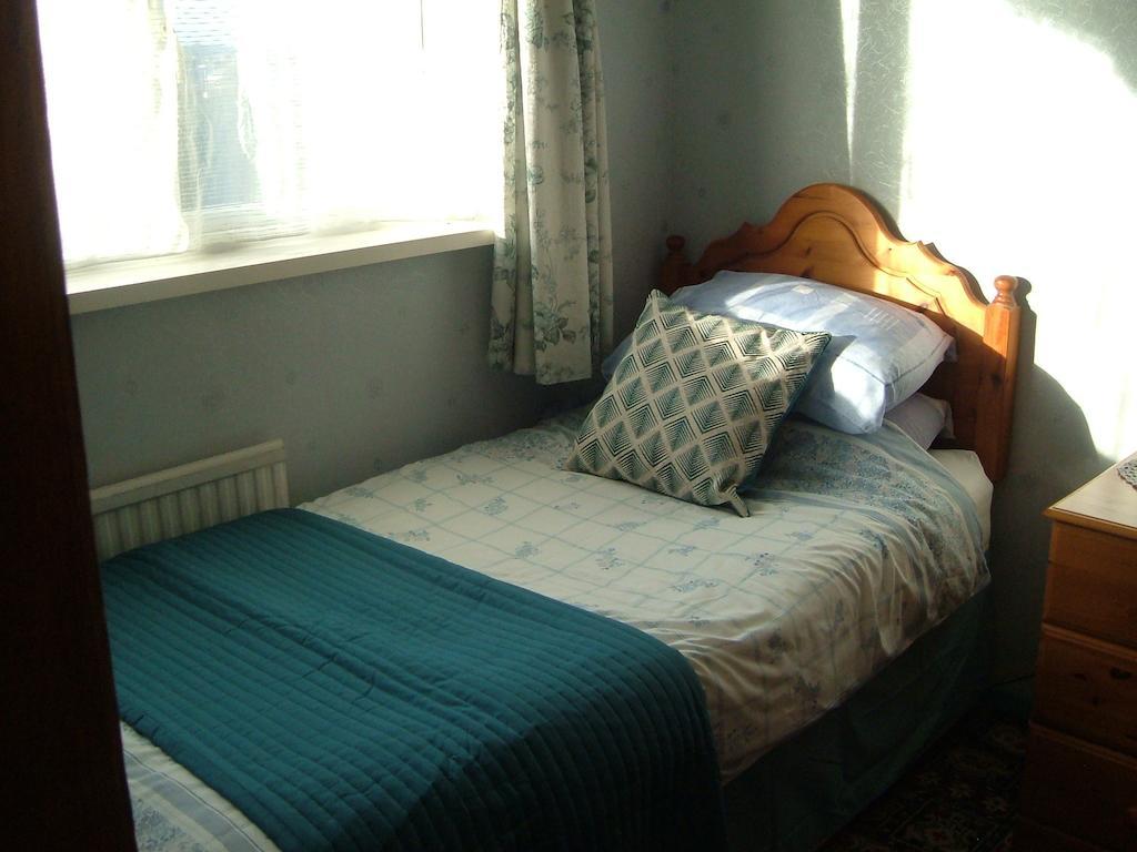Tremains Guest House Бридженд Стая снимка