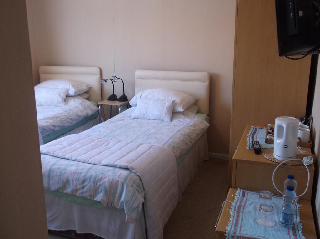 Tremains Guest House Бридженд Стая снимка