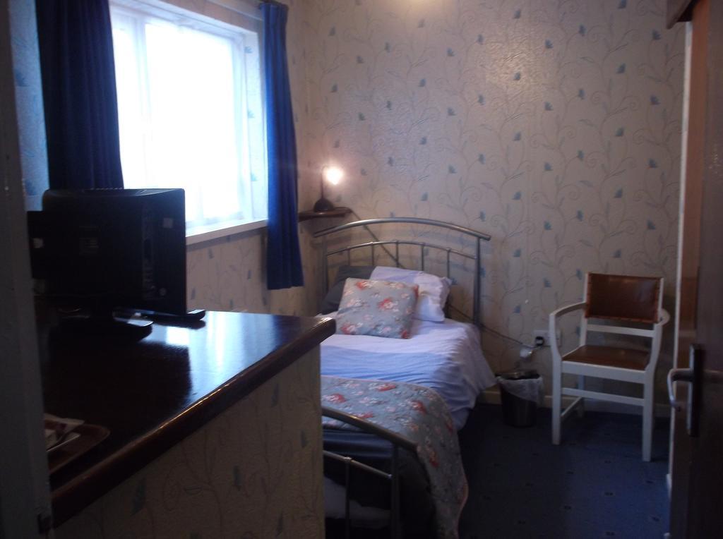 Tremains Guest House Бридженд Стая снимка