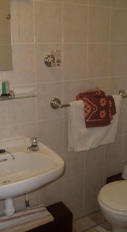 Tremains Guest House Бридженд Екстериор снимка