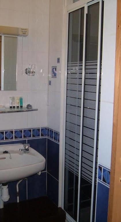 Tremains Guest House Бридженд Екстериор снимка